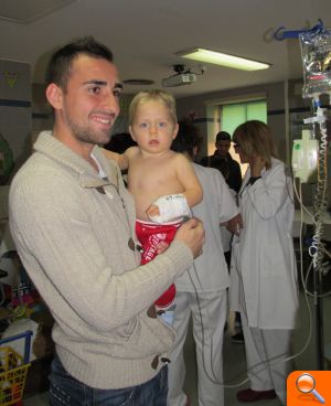 Jugadores del Valencia CF visitan a los niños ingresados en el hospital de Gandia - (foto 2) Jugadores del Valencia CF visitan a los niños ingresados en el hospital de Gandia - (foto 2)